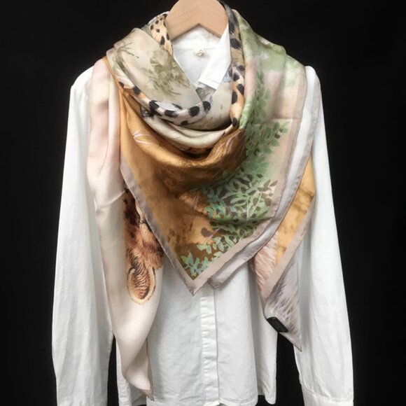 Giant square Acinonyx jubatus cheetah Wash Silk Twill Scarf 140 cm - Picture 2 of 7